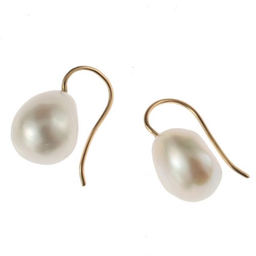 Boucles d’oreilles en or, forme « col de cygne », et perles baroques d’eau-douce