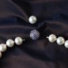 Choker de perles blanches avec fermoir amovible – Image 2