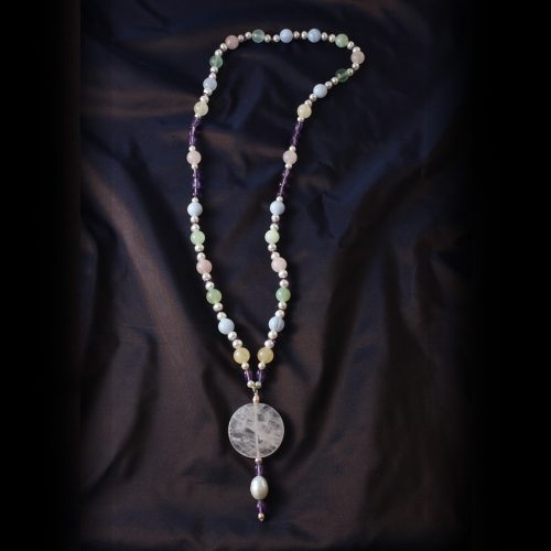 Collier en quartz rose, pierres de couleur et perles blanches