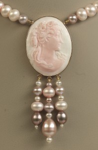 Camay sur or rose, perles de culture d’eau douce 