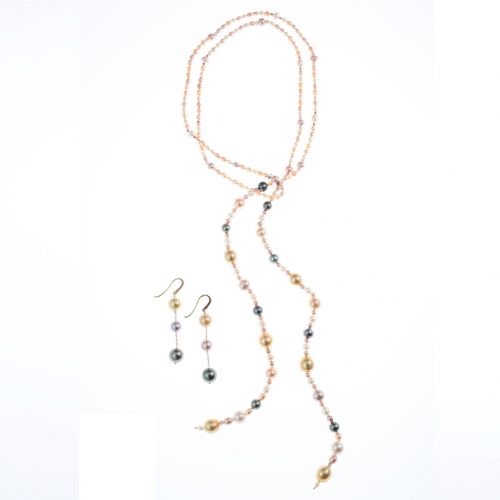 Parure constituée d’un lasso de perles en perles des Mers du Sud, Tahiti et d’eau-douce, et ses boucles d’oreilles montées sur or rose 18 carats