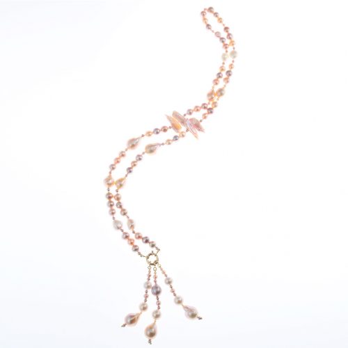 Rose caresse : sautoir pompon en perles de culture baroques roses et fermoir en or
