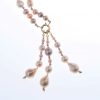 Rose caresse : sautoir pompon en perles de culture baroques roses et fermoir en or – Image 3