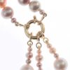 Rose caresse : sautoir pompon en perles de culture baroques roses et fermoir en or – Image 2