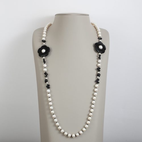 Sautoir en perles d’eau-douce et motif fleurs en agate noire