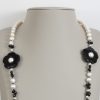 Sautoir en perles d’eau-douce et motif fleurs en agate noire – Image 2