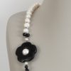 Sautoir en perles d’eau-douce et motif fleurs en agate noire – Image 3