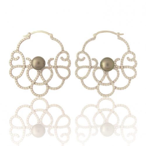 Boucles d'oreilles fleur en argent avec perles de Tahiti serties d'oxydes de zirconium